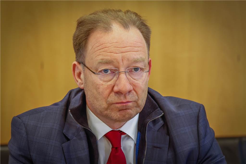 IHK blitzt ab: Keine zusätzlichen Sonntagsöffnungen in Dortmund Stefan Schreiber, Hauptgeschäftsführer der IHK zu Dortmund, appelliert an die Landesregierung, zusätzliche Sonntagsöffnungen zu erlauben: „Die Insolvenzgefahr ist für viele Einzelhändler stark gestiegen, die Gefahr des Verlustes vieler Arbeitsplätze größer denn je. Deshalb hoffen wir sehr, dass unser Vorstoß auf Landesebene erneut diskutiert wird.“