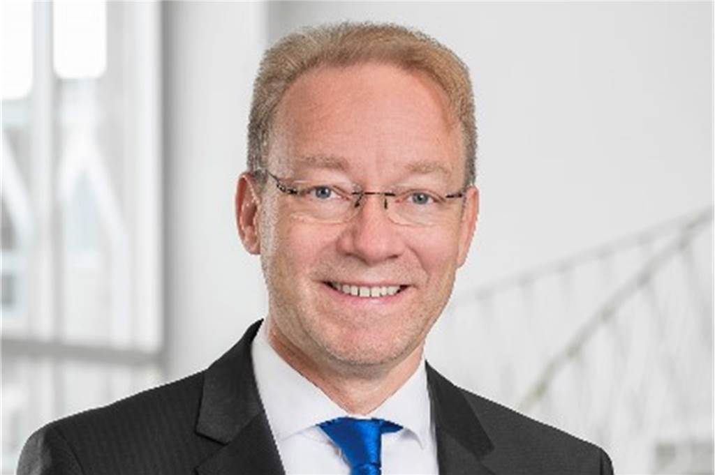Arbeitgeber können Teil des Deutschlandtickets bezahlen Stefan Schreiber, Hauptgeschäftsführer der IHK zu Dortmund, begrüßt das Deutschland-Ticket und die mögliche Beteiligung der Arbeitgeber. „Damit wird der ÖPNV attraktiver ohne den Individualverkehr mit Pkw zu benachteiligen“, sagt er.