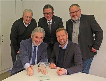 Stefan Teuscher, Ingo Teimann und René Fuchs (hinten, v.l.) wurden als Mitarbeiter der Firma "Deutsche Glasfaser" bei der Vorstellung der Schermbecker Planungen vom gemeindlichen Wirtschaftsförderer Friedhelm Koch und vom Bürgermeister Mike Rexforth (vorne, v.l.) unterstützt.