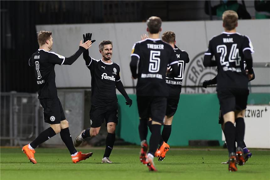 Stefan Thesker feiert Sieg gegen Bayern trotz Verletzung Stefan Thesker, hier nach dem Treffer zum 1:1 auf dem Weg zu Torschütze Fin Bartels, musste im Pokalspiel gegen die Bayern in der 80. Minute verletzt raus. Das Ende des Spiels versöhnte den Wüllener dann.