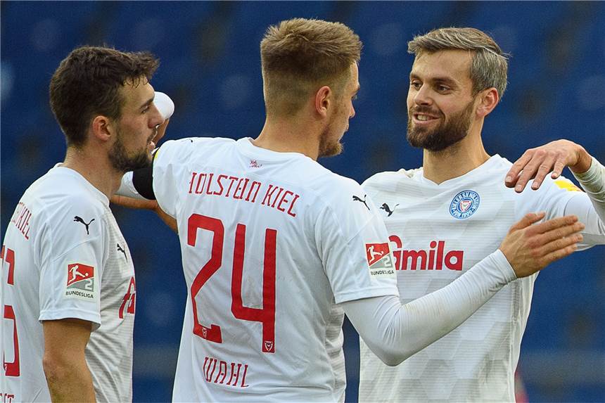 Stefan Thesker: Comeback nach fast sechs Monaten endet glücklich Stefan Thesker (r.) gab nach fast einem Jahr sein Comeback bei Holstein Kiel.