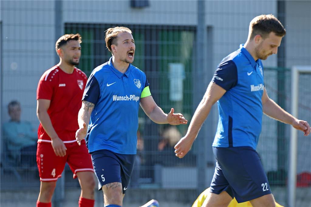 Kapitän des FC Frohlinde wechselt in Castrop-Rauxel in die Kreisliga A Stefan Tiedke (Mitte), der am Ostermontag Kapitän des FC Frohlinde gegen den SSV Buer war, wechselt zum VfB Habinghorst in die Kreisliga A.