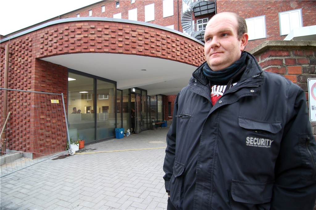 Fast 300 Süchtige täglich: Neues Café Kick laut Betreiber größter Konsumraum Deutschlands Stefan Ufer ist Objektleiter und einer von drei Mitarbeitern der Firma WZ Security, die täglich für die Sicherheit am neuen Café Kick am Grafenhof sorgen.