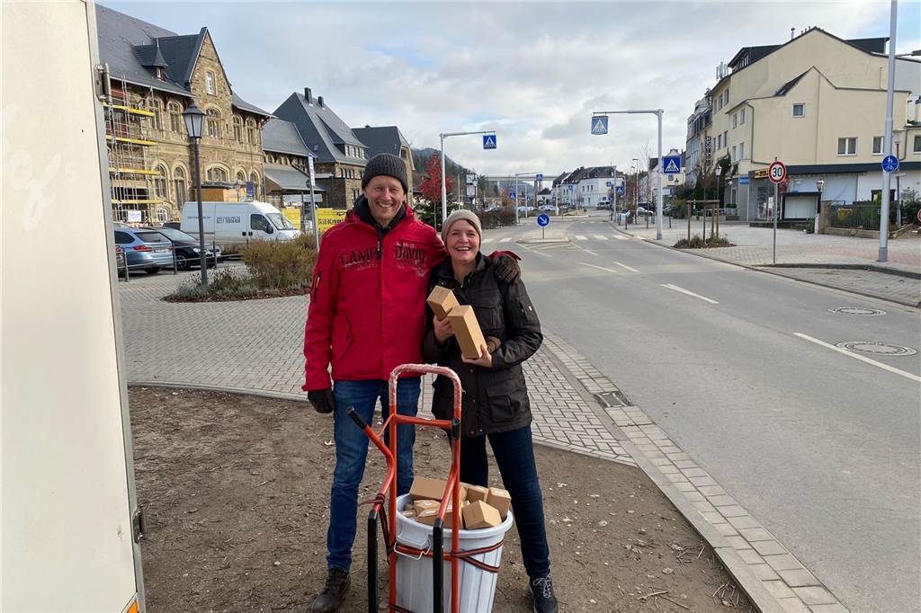 Familie Hawig fährt regelmäßig ins Ahrtal: „Viele Kämpfer kennengelernt“ Stefan und Mechthild Hawig verteilen Kerzen im Ahrtal.