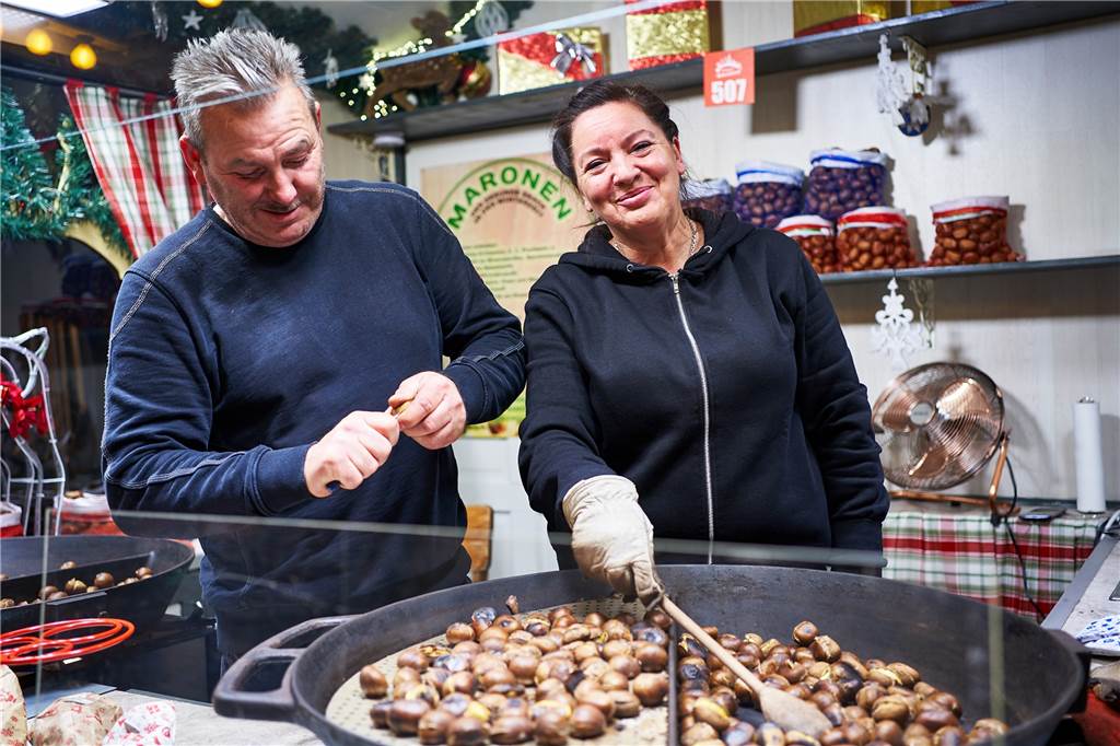 Die 5 außergewöhnlichsten Essensbuden auf dem Weihnachtsmarkt Stefan und Simona Woitschack bereiten die Maronen.