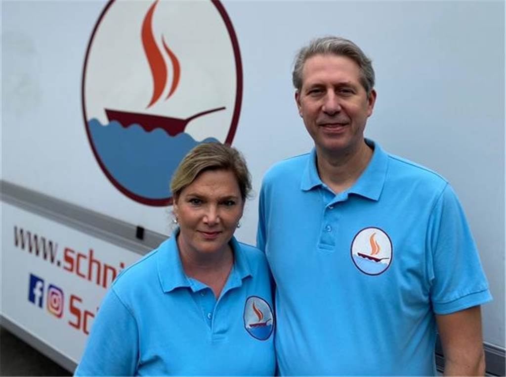Die Schnitzel Yacht aus Selm: Erfüllung eines Lebenstraums trotz Corona Stefan und Tanja Schneider vor ihrem Imbisswagen.