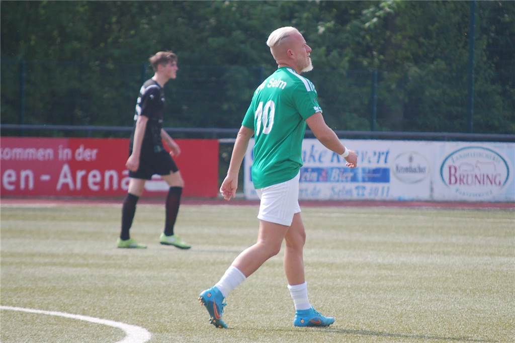 SG Selm siegt souverän zum Rast-Abschied Stefan Unger steht auf dem Fußballplatz.