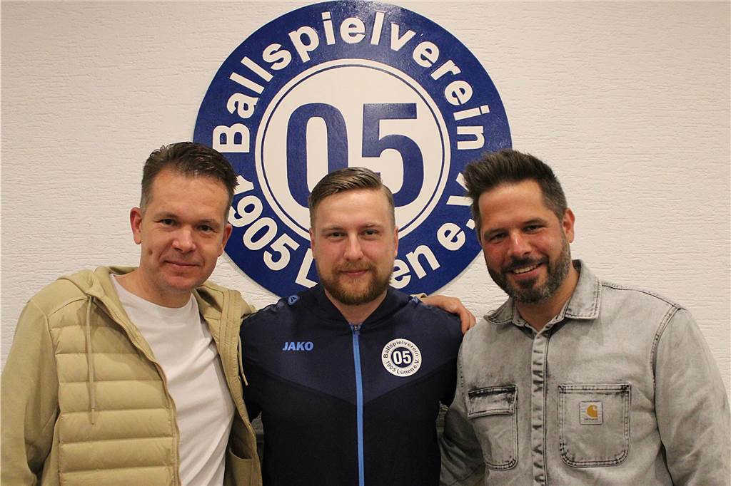 Zwei Neuzugänge für den BV Lünen Stefan Urban (l.) und Kevin Rehkopp (r.) freuen sich über die Zusage von Steven Koczy beim BV Lünen.