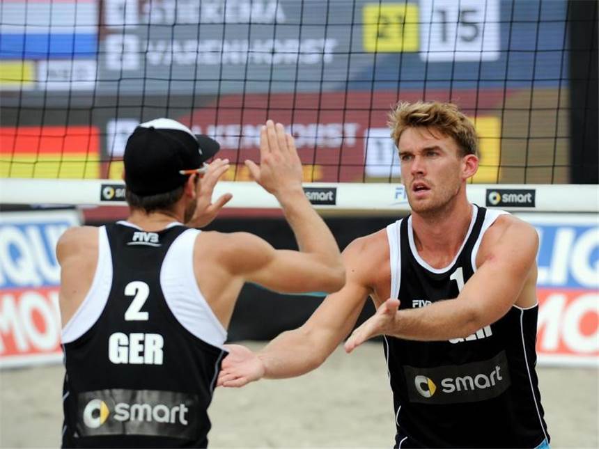 Beachvolleyball: Deutsches Duell um Halbfinale in Moskau Stefan Windscheif (l) und Alexander Walkenhorst treten im Kampf ums Halbfinale gegen Jonathan Erdmann und Kay Matysik an. Foto: Oliver Mehlis