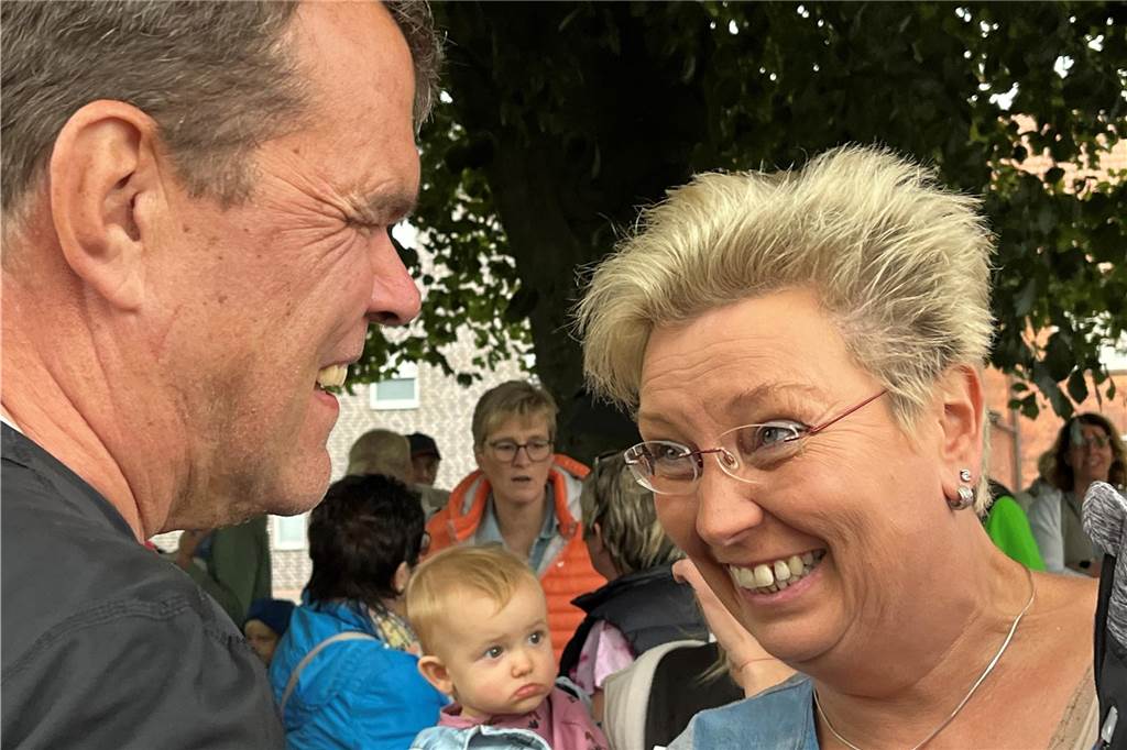 Dorffest für Dirk Heufers: „Wir konnten ihn nicht einfach gehen lassen“ Dr. Heufers beim Empfang auf dem Dorfplatz