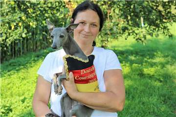 Stefanie Bauer (45), hier mit ihrem Windhund "Izzy". 