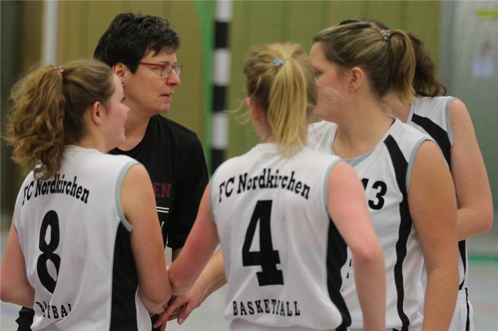 Sie wachen über die Regeln auf dem Sportplatz: Drei Coronabeauftragte im Gespräch Stefanie Benting (2.v.l.) trainiert die Basketballerinnen. Die Hallensportart musste noch länger auf eine Rückkehr zur Normalität warten.