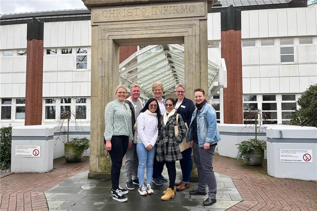 Philippinische Fachkräfte freuen sich auf Arbeit im Krankenhaus Steffi Bietenbeck (Hauptamtliche Praxis-Anleitung), Marius Hackfort (Stationsleitung B5), Hiltrud Hachmöller (Pflegedirektorin), Monika Dammer (stellvertretende Pflegedirektorin) sowie Anja Uphues (Stationsleitung A2) freuen sich, dass Rackel Hebreo und Allyne Keith Andrino jetzt fürs Dorstener Krankenhaus arbeiten.