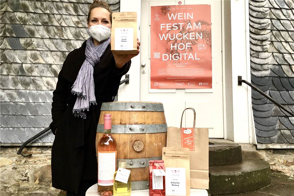 Exklusive Genuss-Boxen mit Schwerter Spezialitäten für das heimische Wohnzimmer Stefanie Butera vom Stadtmarketing präsentiert einige Produkte aus den Genuss-Boxen.