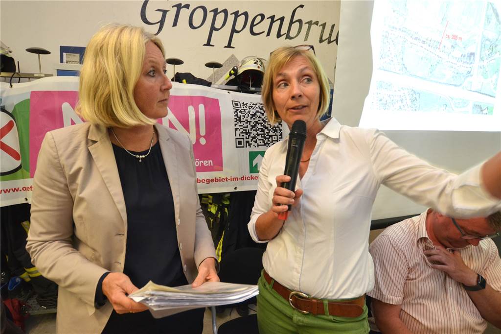 Waltroper Industriegebiet: Verhindert die Regionalplanung den Umzug der Firma Langendorf? Stefanie Hugot (r.) überreichte Waltrops Bürgermeisterin Nicole Moenikes eine Petition gegen das Industriegebiet Im Dicken Dören, die 1000 besorgte Bürger unterschrieben haben.