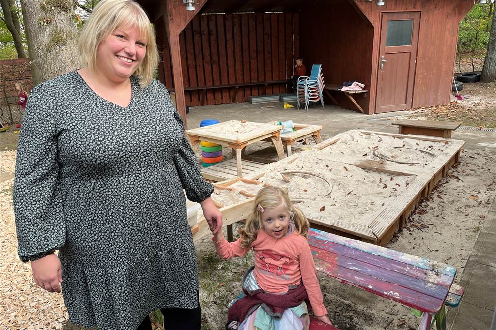 Glückspilze haben Übergangs-Quartier mitten in der Natur gefunden Stefanie Parzy und ihre Tochter stehen auf dem Spielplatz am Könzgenhaus.