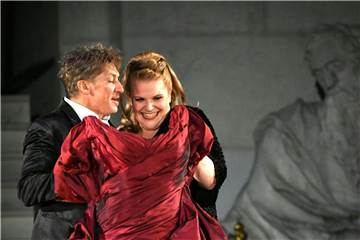 Stefanie Reinsperger in der Rolle der "Buhlschaft" und Tobias Moretti als "Jedermann" bei der Fotoprobe in Salzburg. Foto: Barbara Gindl