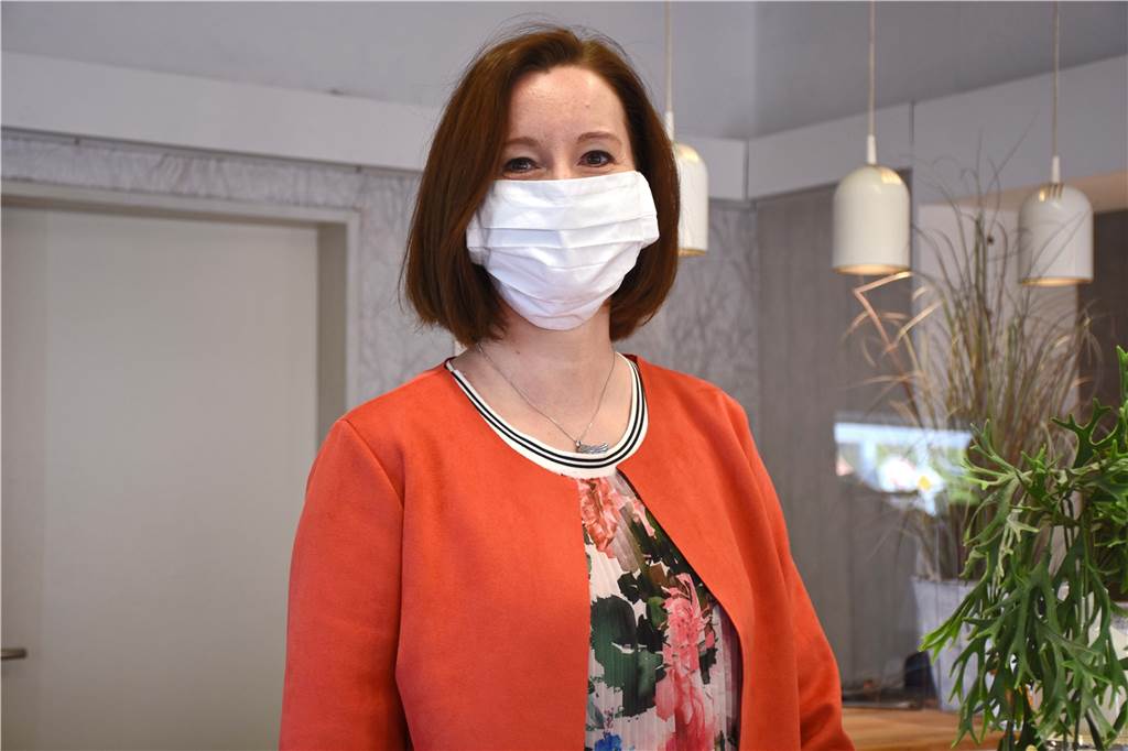 Geschäfte in Nordkirchen nehmen Schutzmasken ins Sortiment auf Stefanie Rodegro vom Geschäft H-R Lifestyle verkauft modische Gesichtsschutzmasken.