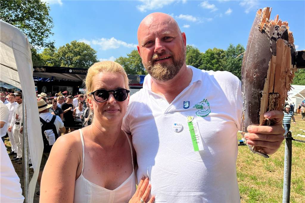 Mit dem 191. Schuss: Holger Badde ist Wulfens neuer Schützenkönig Stefanie Schinkel und Holger Badde werden in den nächsten zwei Jahren die Wulfener Schützen regieren.