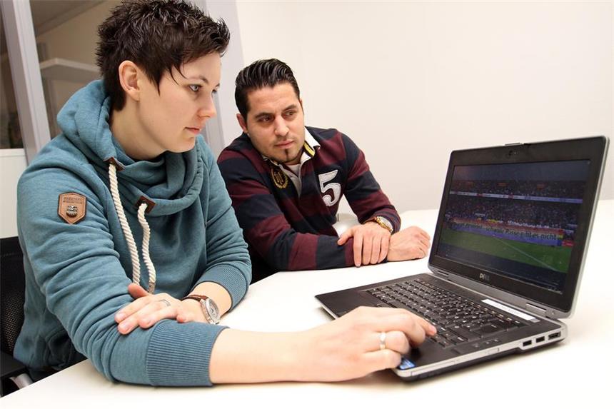 Lokale Kicker: Kein aktiver Profi wird sich outen Stefanie Schreiber und Kurtulus Öztürk schauen sich das Video von Marcus Wiebusch an. Anschließend diskutieren sie ausgiebig über Homosexualität im Fußball.