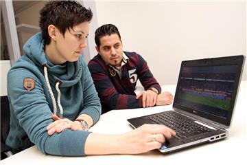 Stefanie Schreiber und Kurtulus Öztürk schauen sich das Video von Marcus Wiebusch an. Anschließend diskutieren sie ausgiebig über Homosexualität im Fußball. 