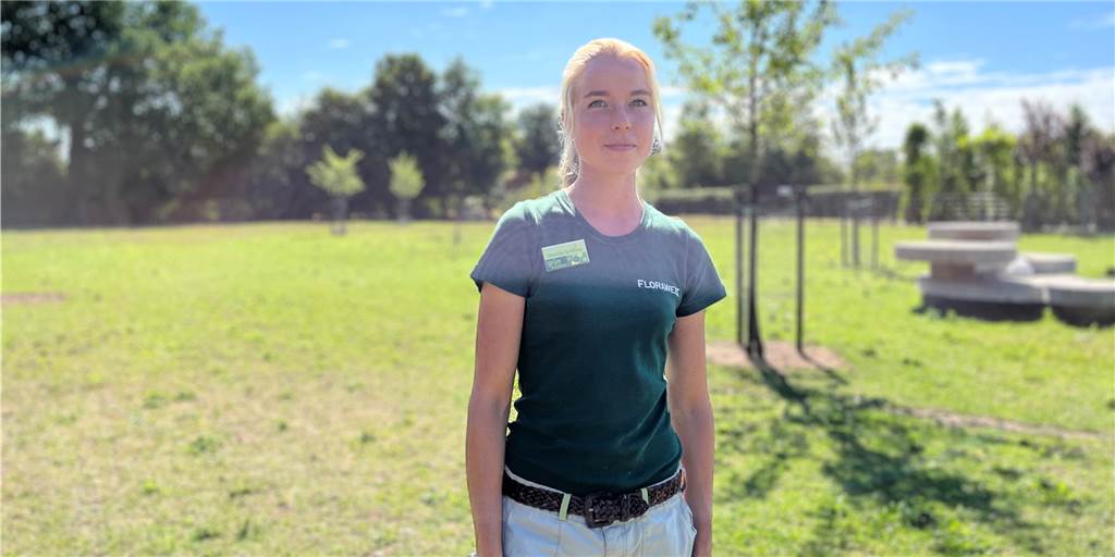 Wolf reißt Tiere der Florawelt – Stefanie Schüring ist geschockt Stefanie Schüring, Mitarbeitern der Florawelt, steht auf der Wiese, auf der die Tiere grasen.