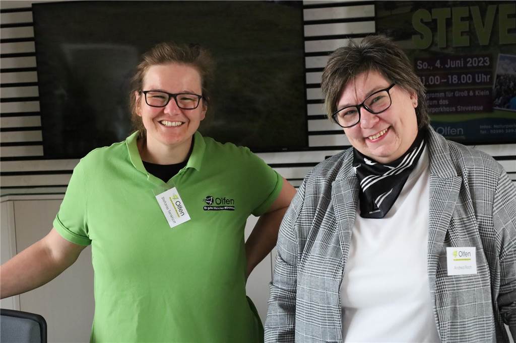 Stefanie Tenkhoff und Andrea Roch begrüßen die Gäste.