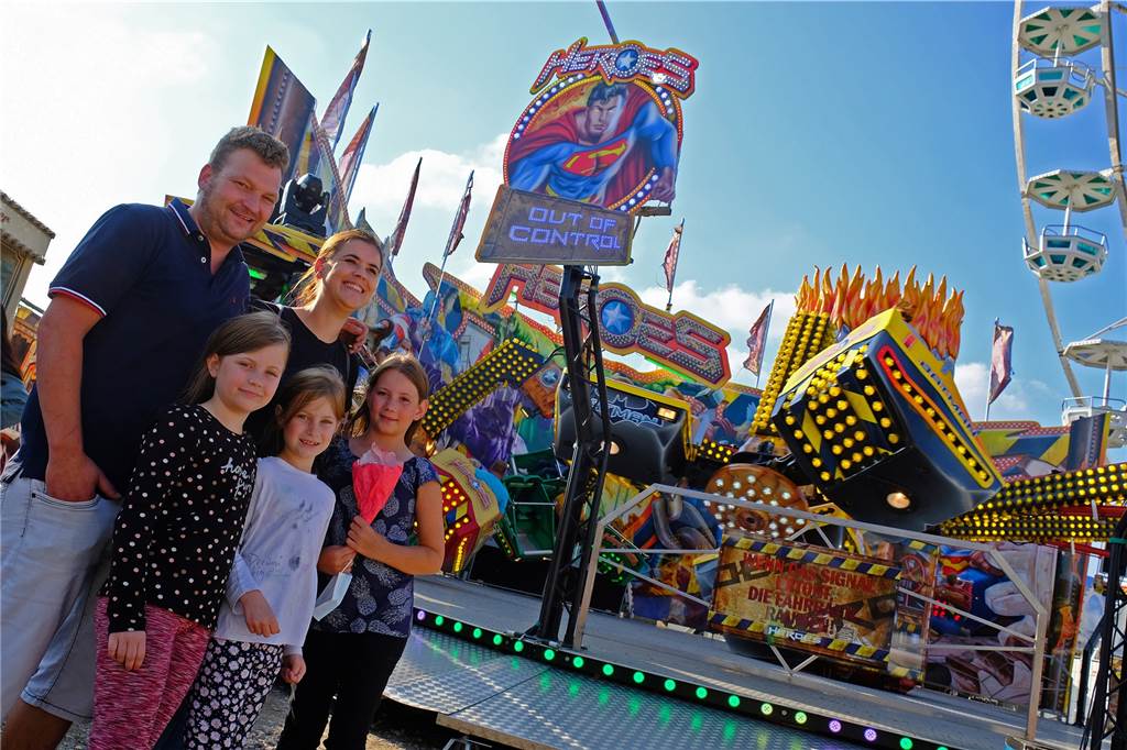 Vredener feiern ihre „Kirmes“: Es ist laut, es ist bunt, es ist schön Stefanie und Dirk Osterholt sind mit Annika, Mara und Lynn einfach mal hingegangen. "Wir wussten nicht, was uns erwartet. Es ist alles da, was die Kinder erwarten. Schön, dass so etwas in dieser schwierigen Zeit auf die Beine gestellt wurde. das ist ein kleiner Lichtblick", sagt Dirk Osterholt.