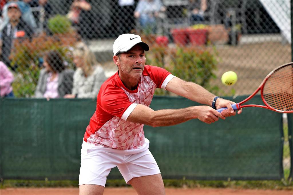 Dorstener TC und TC Deuten haben große Ambitionen: Start in die Winterrunde Stefan Galvani spielt eine beidhändige Rückhand