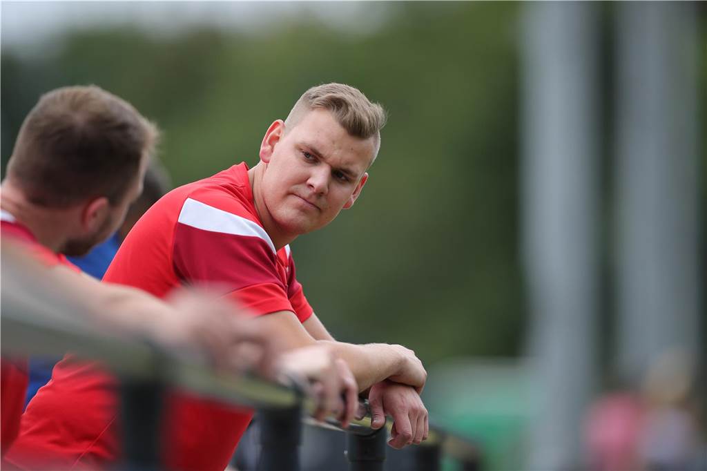 Steffen Durczak lehnt sich über die Bande.