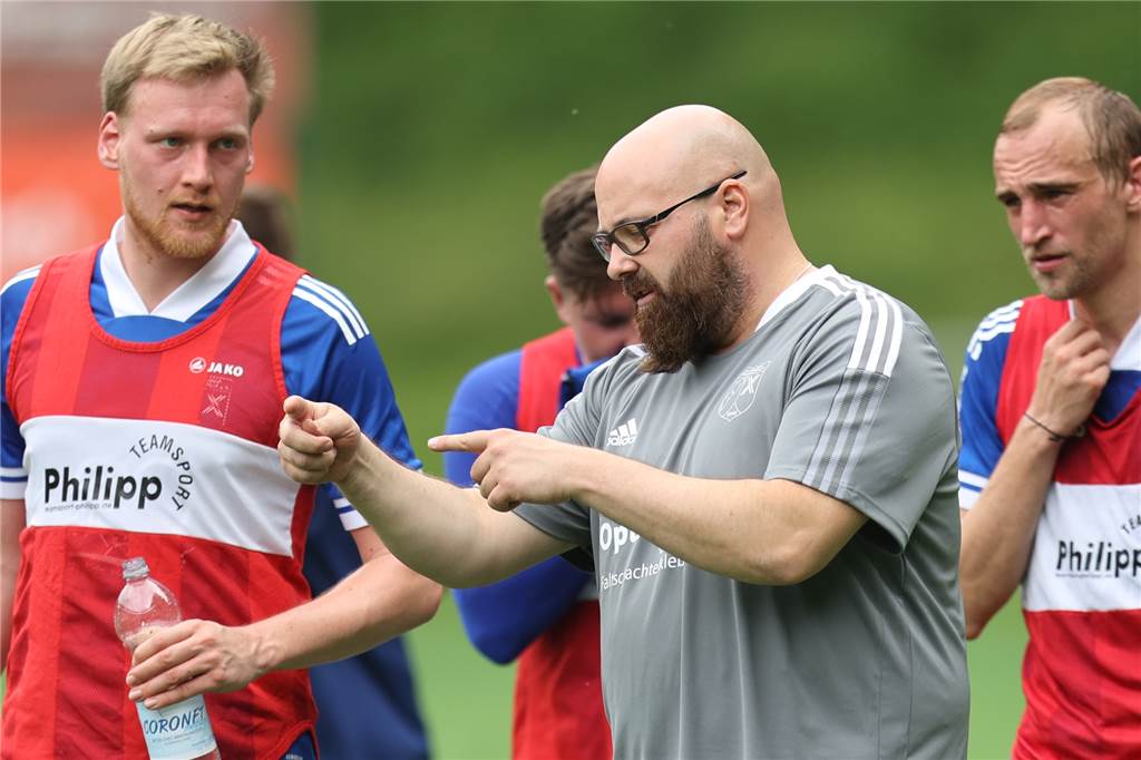 Westfalenliga: Wacker Obercastrop fährt zum Auftakt nach Dortmund Steffen Golob (M) freut sich auf das Spiel beim SV Sodingen auf Rasen - noch im Sommer und nicht erst im Herbst oder Winter.