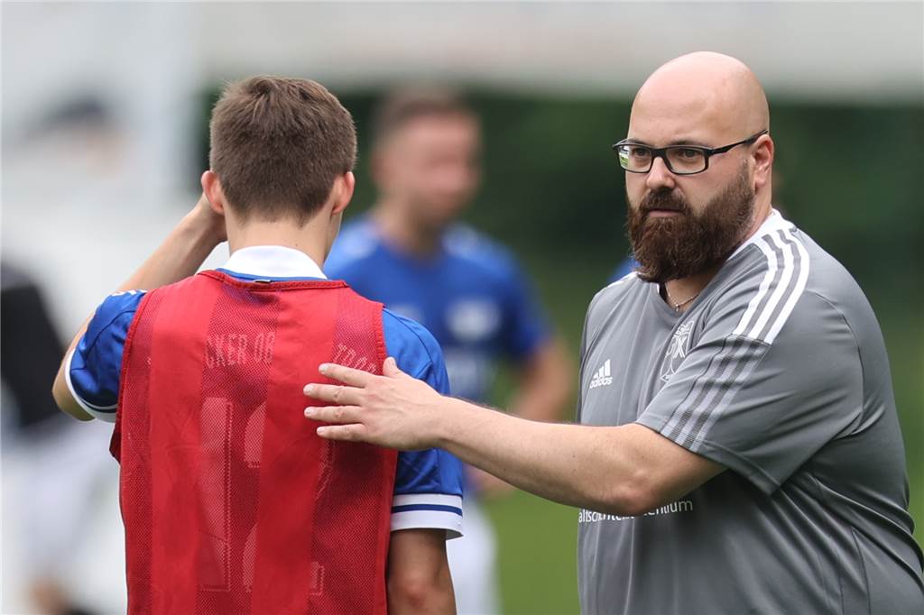 Wacker Obercastrop hat einen neuen Trainer - ein Bewerber geht zum Liga-Rivalen Steffen Golob (r), der Sportliche Leiter des SV Wacker Obercastrop, bekam 50 Bewerbungen für das Trainer-Amt.