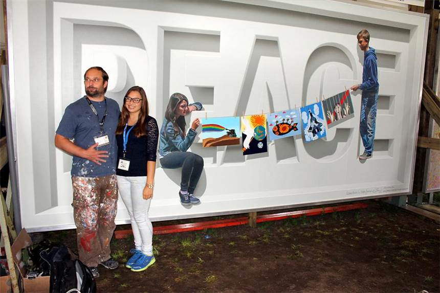 Illusionsmaler Jünemann und Sendener Schüler siegen in Kanada Steffen Jünemann und seine Tochter Lia zeigen dem Publikum die vollendete »Peace«-Collage.