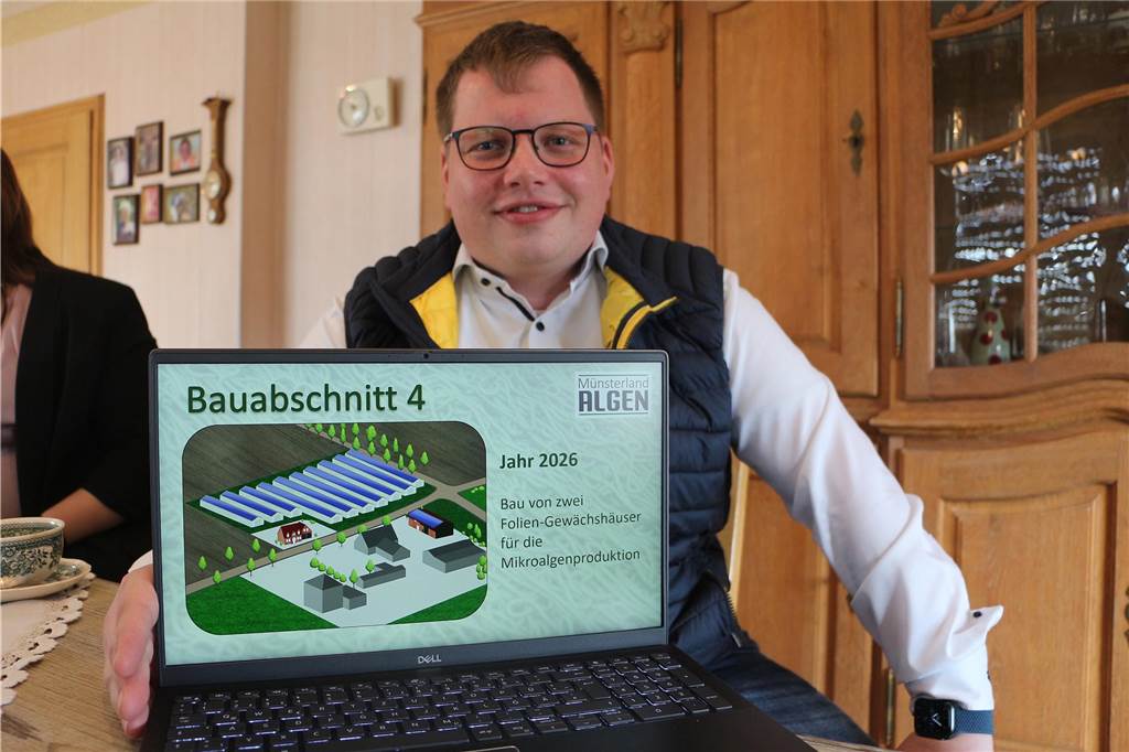 Pioniere für Agrarlösungen: In Südlohn wachsen bald Algen aus dem Münsterland Steffen Kemper mit den Plänen: Läuft alles planmäßig, könnten bis 2026 insgesamt zehn Folien-Gewächshäuser gebaut werden. Dazu entstehen in diesen Tagen auf der anderen Straßenseite eine Halle, in der die Algen später geerntet und getrocknet werden, sowie Büroräume.