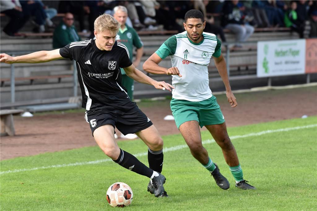 ASC Schöppingen mit Last-Minute-Sieg gegen Epe: Vorwärts verliert erstmals Steffen Lausemann klärt hier vor Epes Thomas van Wezel.