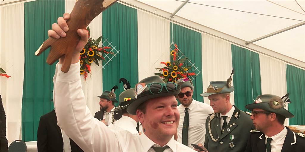 Schützenfest Altendorf-Ulfkotte 2022: Königsschuss und Jubel im Video Steffen Schulz, der neue König des Schützenvereins Altendorf-Ulfkotte, ließ das Zelt am Montag kollektiv ausrasten.