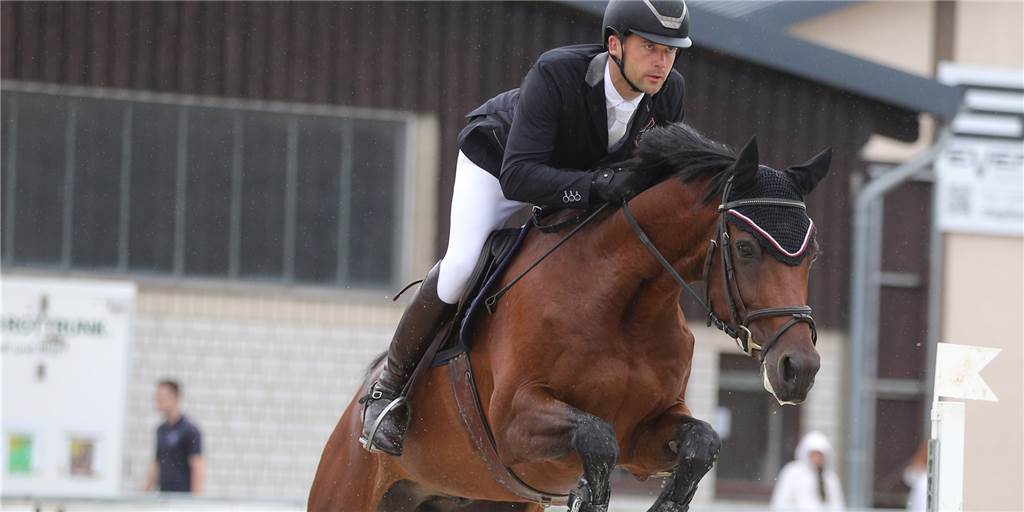 Mit vielen Fotos: RV Lützow feiert Sieg bei den Vinnumer Reitertagen Steffen Stegemann vom RV Lützow holte sich auf Chestnut 30 den Sieg in der Springprüfung Klasse L.