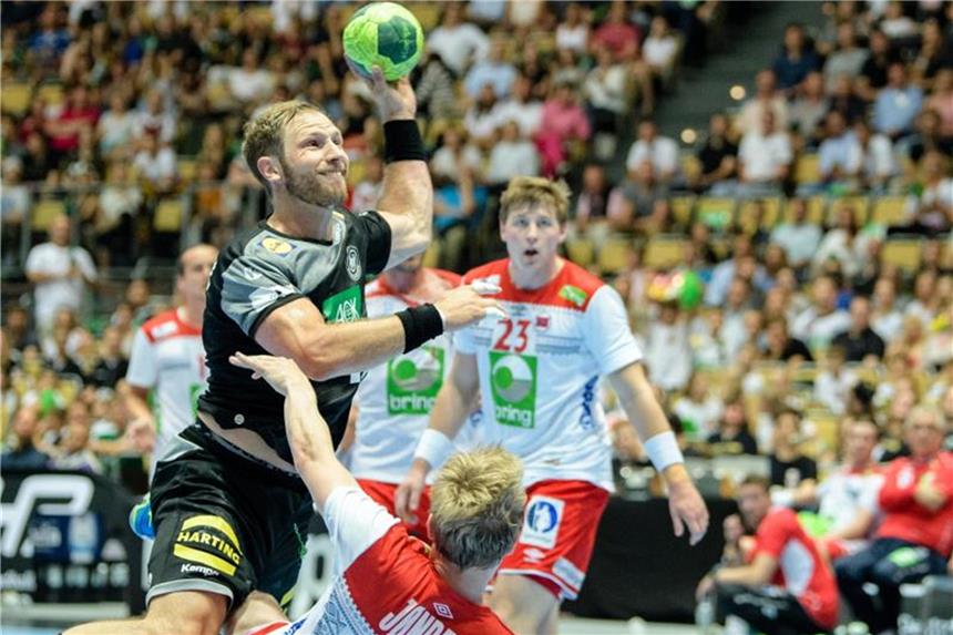 Die Baustellen der deutschen Handballer Steffen Weinhold (l) setzt sich gegen den Norweger Magnus Jöndal durch und trifft zum 9:9. Foto: Matthias Balk