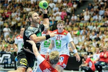 Steffen Weinhold (l) setzt sich gegen den Norweger Magnus Jöndal durch und trifft zum 9:9. Foto: Matthias Balk