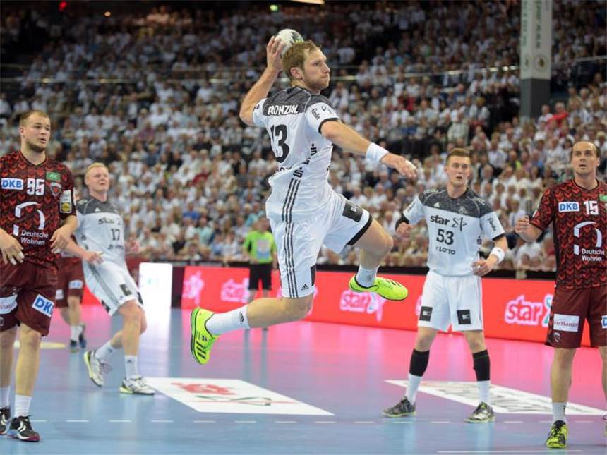 Wichtige Siege für Flensburg und Kiel Steffen Weinhold und der THW Kiel bezwangen die Füchse Berlin mit 32:28. Foto: Axel Heimken