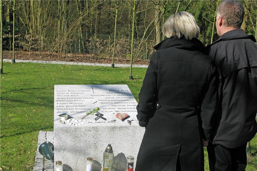 Linda starb 2015 bei der Germanwings-Katastrophe. Für ihre Familie blieb die Welt stehen. Steffi Assmann und Willi Bergjürgen besuchen die Gedenkstätte für die Halterner Opfer der Flugzeugkatastrophe auf dem Sundernfriedhof oft. Hier befindet sich auch das Grab ihrer Tochter Linda, die gemeinsam mit vier weiteren Schülerinnen neben dem grünen Klassenzimmer bestattet wurde.
