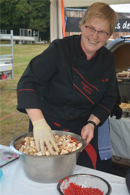 Heiße Premiere für Familie Kondring beim Alstätter Barbeque-Festival Steffi Kondring bei der Vorbereitung der Champignons.