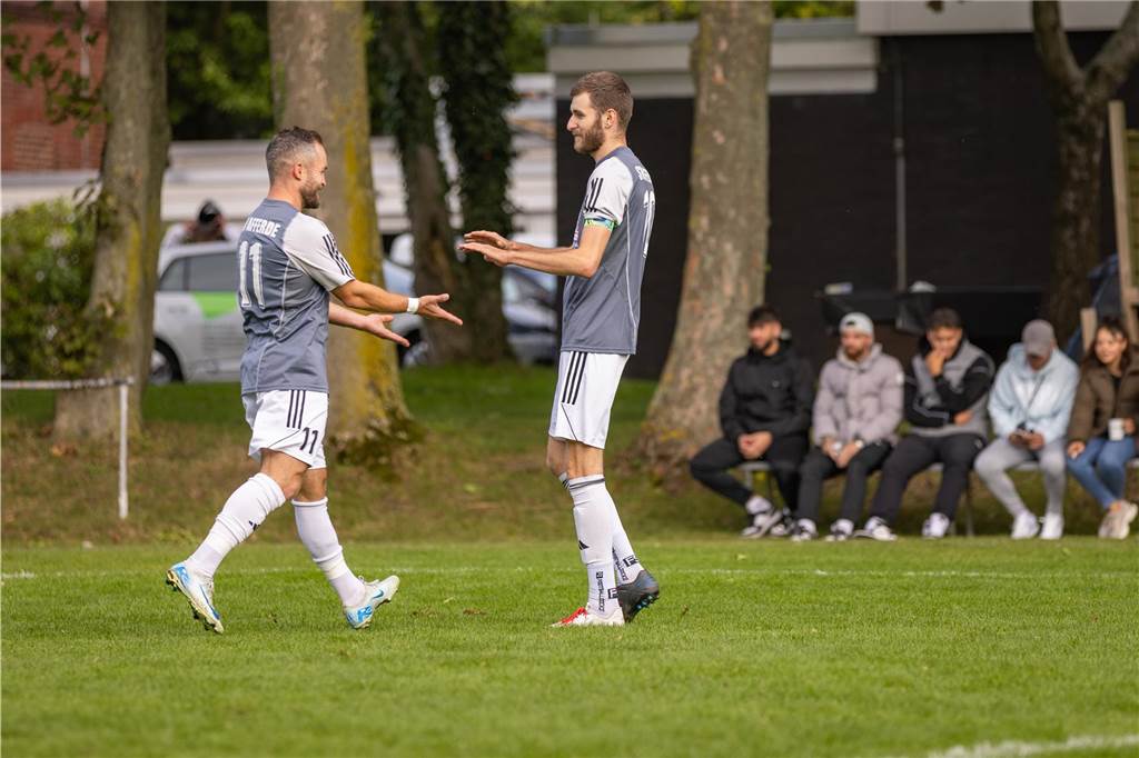 Afferder Auswärts-Pechvögel reisen zum besten Heimteam Stehen auswärts allmählich unter Druck: Die Offensivabteilung des SV Afferde um den spielenden Co-Trainer Julian Blume und Marvin Bremkes.