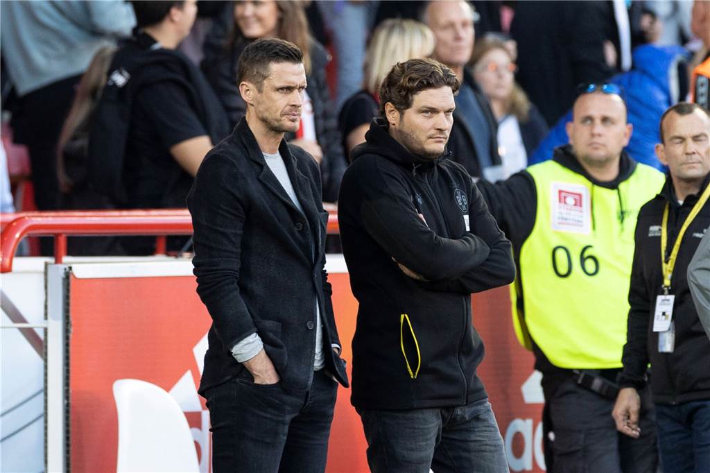 Der BVB startet mit immensem Druck ins neue Jahr: Terzic wird Umgangston hinterfragen müssen Sebastian Kehl und Edin Terzic stehen an der Seitenlinie.