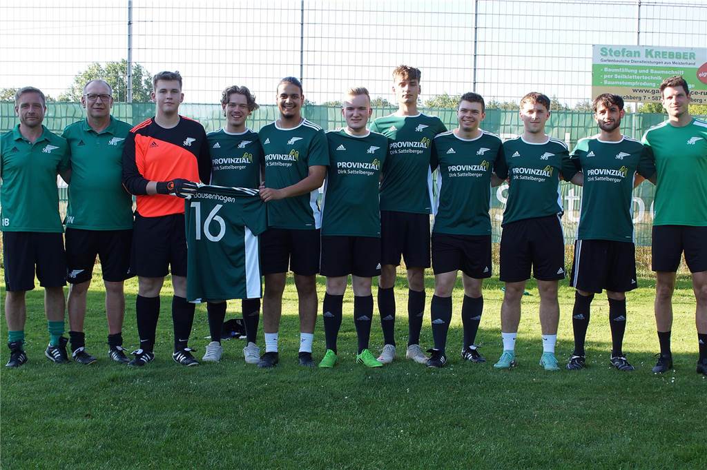 Auf der Alm rollt wieder das Leder mit viel eigener DNA Stehen für den SV Bausenhagen: (v.l.) Oliver Boeske, Ulrich Neuhaus (beide Co-Trainer), Malte Köster, Ben Imenkämper, Yasser El-Osman, Jonas Frank, Elia Klose (A-Jugend), Alexander Schönbeck (Kaiserau), Béla Frank (A-Jugend), Faizi Mahboobullah (SC Fröndenberg) und Trainer Bastian Hoffmann. Es fehlen Robert Schulz und Bastian Krämer aus der A-Jugend.