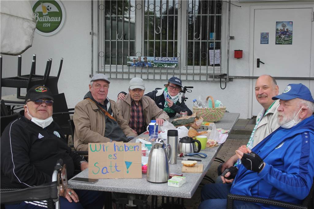 Ultras stärken Holzwickeder SC den Rücken, aber: „Wir haben es satt!“ Stehen hinter dem HSC: Die Ultras mit (v.l.) Theo Vogt, Klaus Theis, Richard „Richy“ Erdmann, Kerstin „Kiki“ Roth, Stefan Bals und Winfried „Winni“ Kirchhoff.