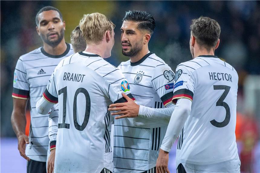 Nachdenklicher Joachim Löw blickt Richtung EM - BVB-Trio nominiert Stehen im DFB-Kader für die Nations League: Julian Brandt (l.) und Emre Can.