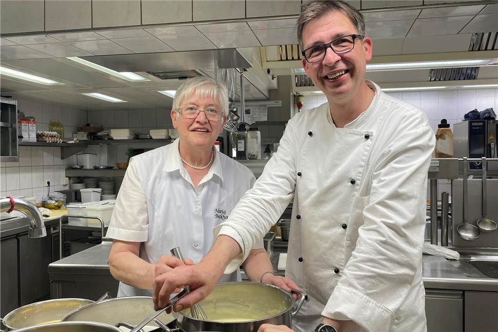 Maria (r.) und Andreas Beckhaus in der Küche der Hermanns-Höhe.
