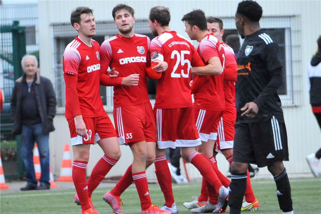 SC Berchum/Garenfeld riskiert bewusst Punktverluste – Trainer: „Das ist dann meine Schuld“ Stehen zusammen: die jungen Kicker des SC Berchum/Garenfeld mit Torjäger Jerome Nickel (2.v.l.)