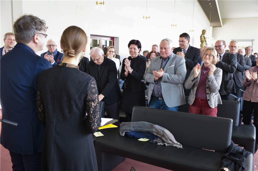 Stehende Ovationen für die neuen Lüner Kulturpreisträger Susanne Hocke und Jürgen Larys Stehende Ovationen im oberen Theaterfoyer für die beiden Preisträger.